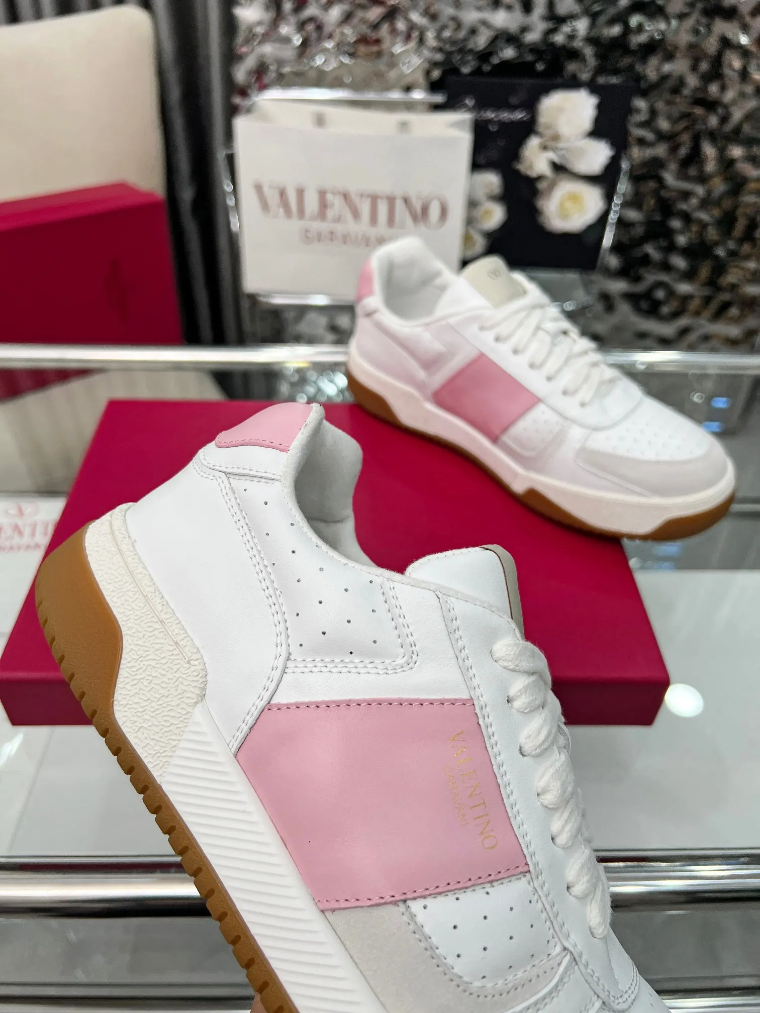 【Valentino】P: 660💰 Couple style, size: women 35-40▪️men 39-44 (customized at 45.46) Valentino 𝑶𝒏𝒆𝑺𝒕𝒖𝒅 Couple sports shoes series Valentino 2025 new couple sports shoes are on sale. The original ZP purchase and disassembly. Repeated pattern making and modification. 1:1 restoration! Top luxury masterpiece, lace-up design, soft and comfortable imported calfskin brings excellent elegant texture and excellent on-foot comfort. Top purchasing version upper: imported calfskin surface/original oil edge craftsmanship. Lining: water-dyed sheepskin lining. Outsole: original development 𝐓𝐏𝐔 two-color combination outsole. Packaging: full package with original configuration.